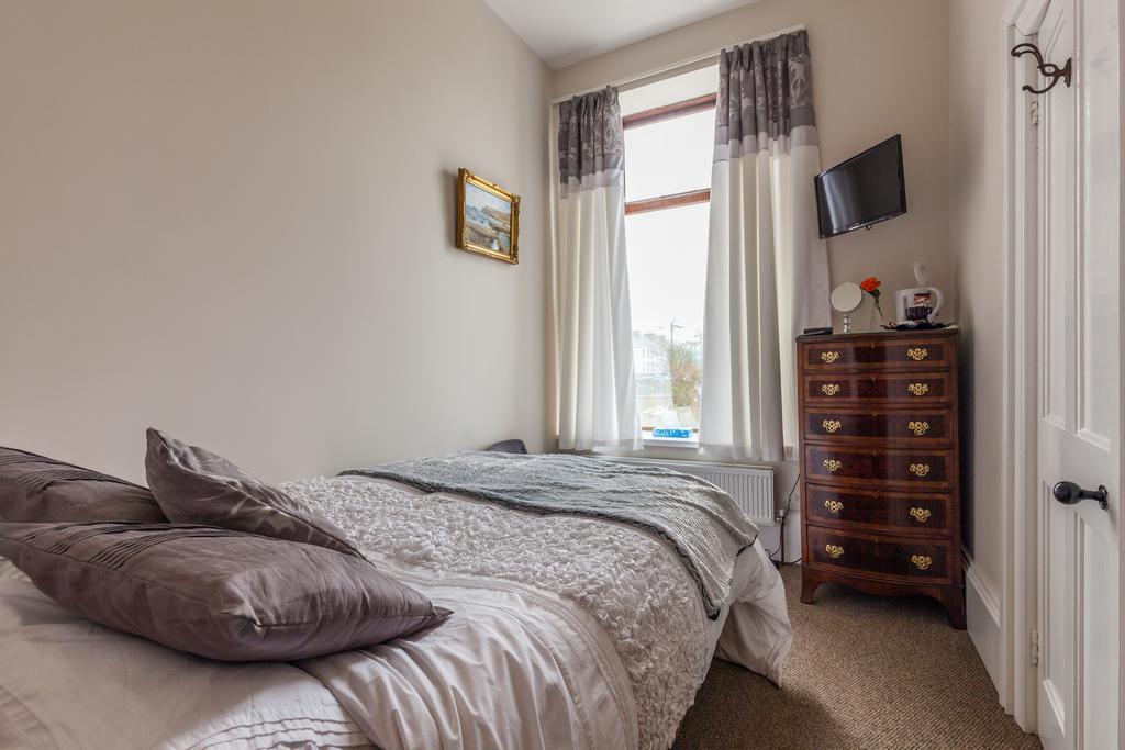 Antrim House Guest Rooms & Suites (Adults Only) Portrush Rum bild